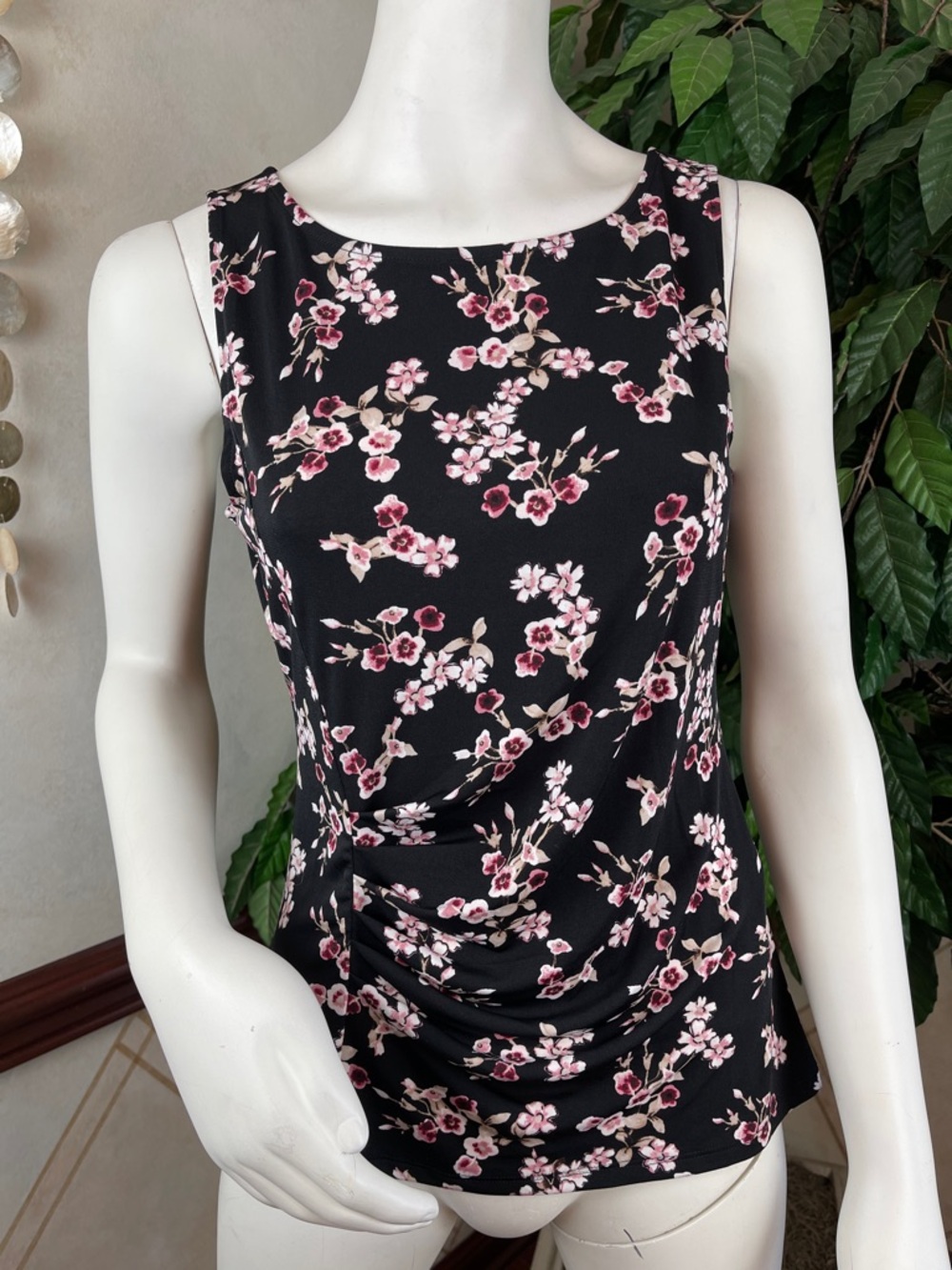 WHBM FLORAL SIDE RUCHED SLEEVELESS TOP - Picture 2 of 12